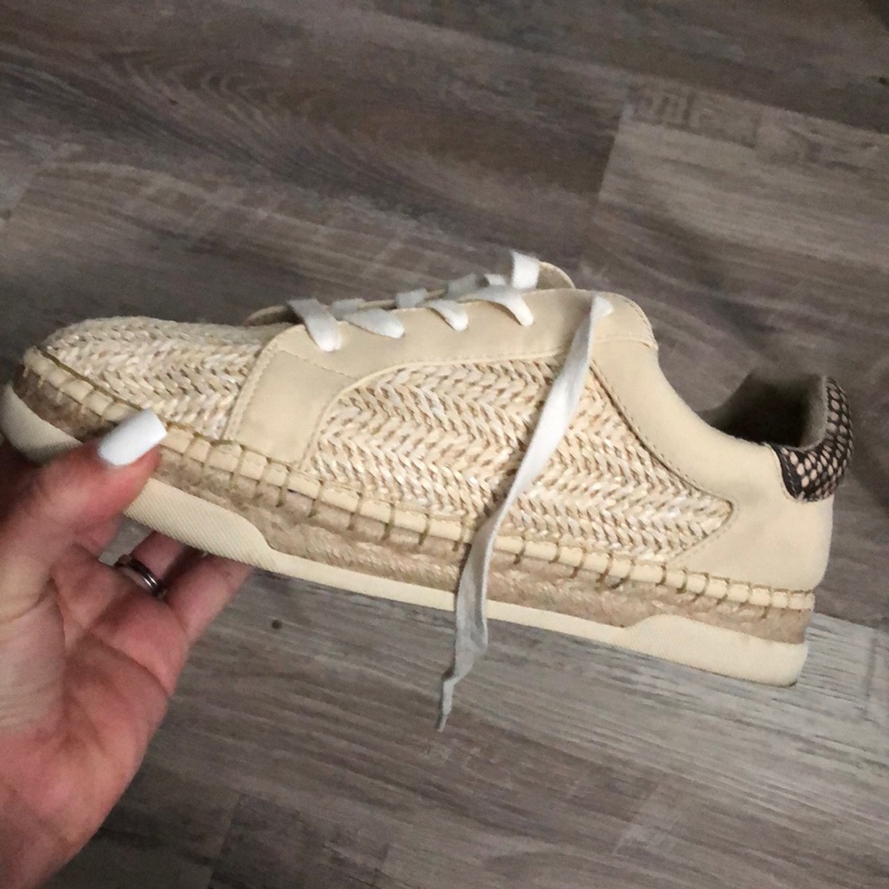 Universal thread sneakers